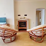 Landhaus будинок з басейном біля моря для сімейного відпочинку
