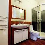 будинок з басейном біля моря для сімейного відпочинку Country house