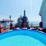 будинок з басейном біля моря для сімейного відпочинку Odesa