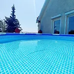 будинок з басейном біля моря для сімейного відпочинку Country house