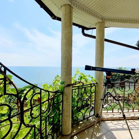 будинок з басейном біля моря для сімейного відпочинку Country house