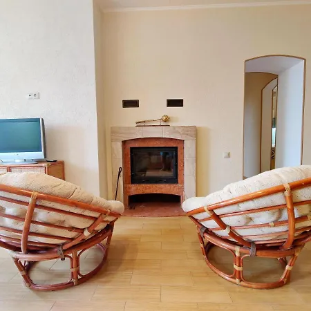 Country house будинок з басейном біля моря для сімейного відпочинку