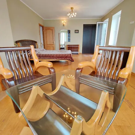 будинок з басейном біля моря для сімейного відпочинку Country house