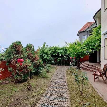 будинок з басейном біля моря для сімейного відпочинку *