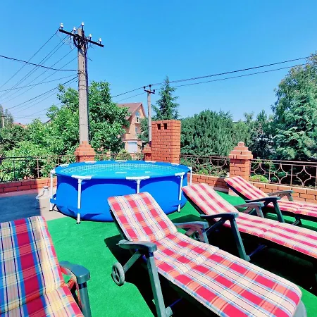 будинок з басейном біля моря для сімейного відпочинку Country house