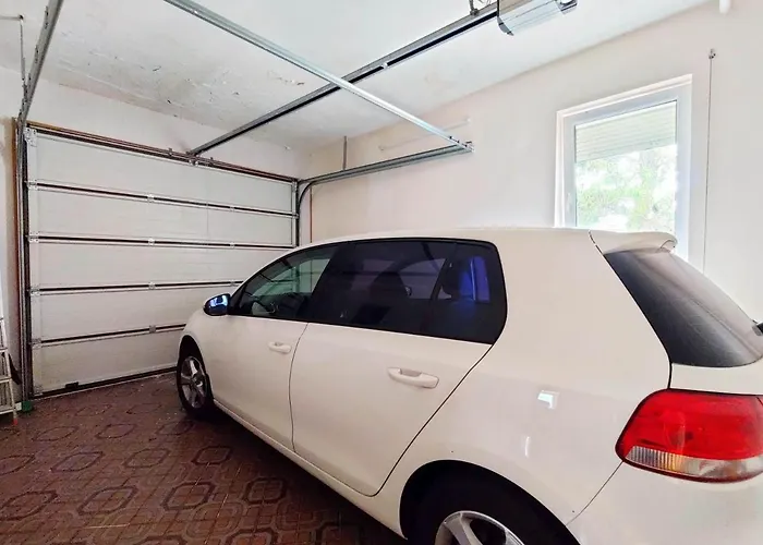 будинок з басейном біля моря для сімейного відпочинку Odesa