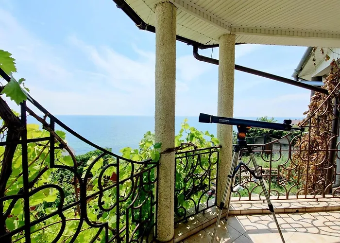 будинок з басейном біля моря для сімейного відпочинку Country house