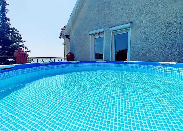 будинок з басейном біля моря для сімейного відпочинку *