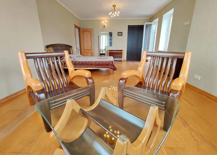 будинок з басейном біля моря для сімейного відпочинку Country house