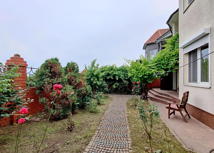 будинок з басейном біля моря для сімейного відпочинку *