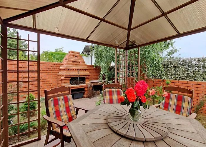 будинок з басейном біля моря для сімейного відпочинку