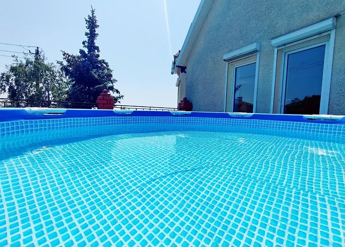 будинок з басейном біля моря для сімейного відпочинку Country house