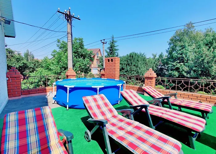 будинок з басейном біля моря для сімейного відпочинку Country house