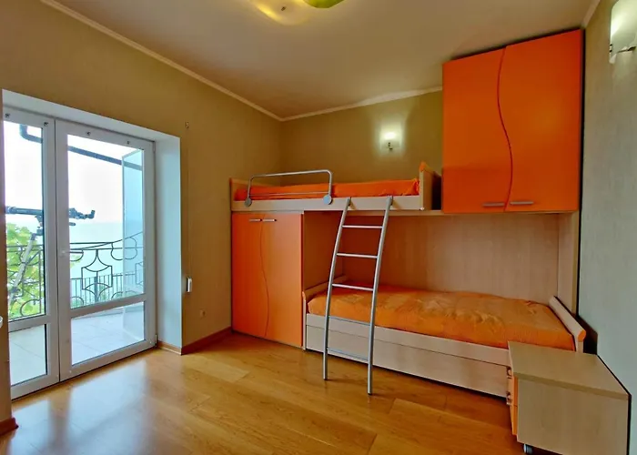 будинок з басейном біля моря для сімейного відпочинку