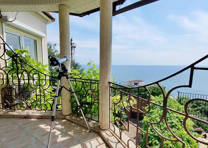 будинок з басейном біля моря для сімейного відпочинку