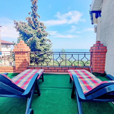 будинок з басейном біля моря для сімейного відпочинку *