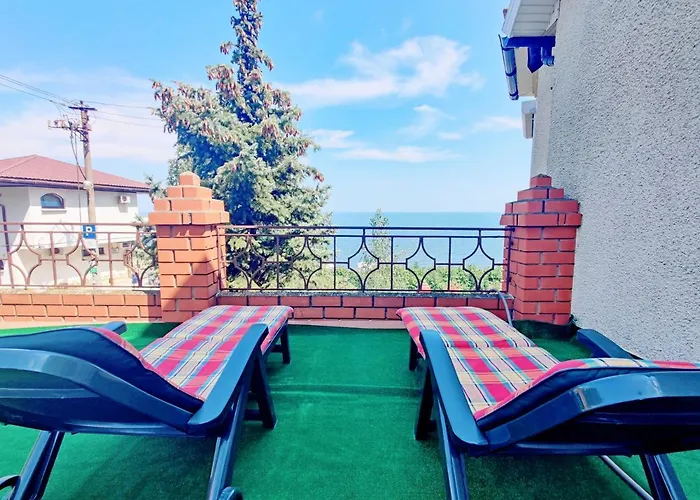 будинок з басейном біля моря для сімейного відпочинку *