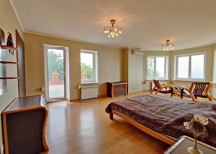 будинок з басейном біля моря для сімейного відпочинку Odessa