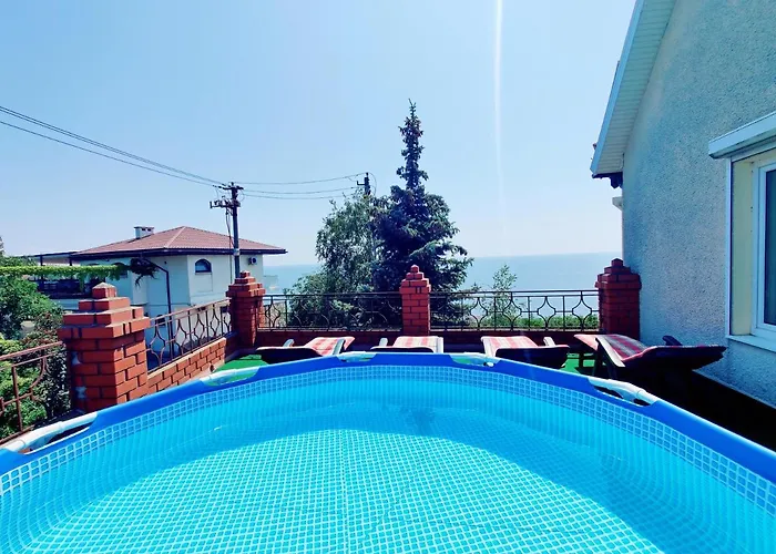 будинок з басейном біля моря для сімейного відпочинку Odessa